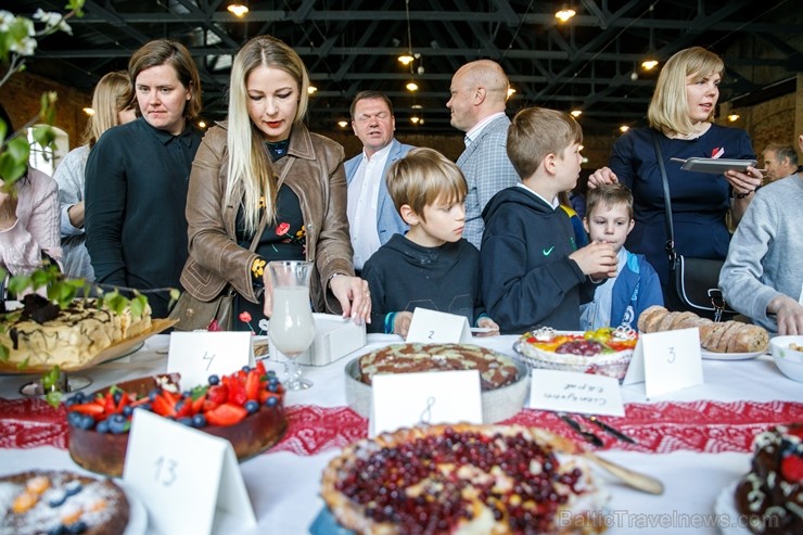 Ar svinīgiem koncertiem, militāro parādi, kopīgu pulcēšanos pie balti klātiem galdiem sestdien Latvijā un citviet pasaulē plaši tika svinēta Latvijas  253474