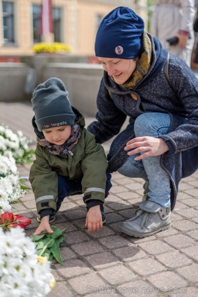 Ar svinīgiem koncertiem, militāro parādi, kopīgu pulcēšanos pie balti klātiem galdiem sestdien Latvijā un citviet pasaulē plaši tika svinēta Latvijas  253483