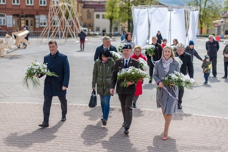 Ar svinīgiem koncertiem, militāro parādi, kopīgu pulcēšanos pie balti klātiem galdiem sestdien Latvijā un citviet pasaulē plaši tika svinēta Latvijas  253489