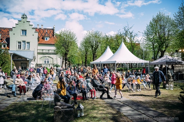 Ar svinīgiem koncertiem, militāro parādi, kopīgu pulcēšanos pie balti klātiem galdiem sestdien Latvijā un citviet pasaulē plaši tika svinēta Latvijas  253498