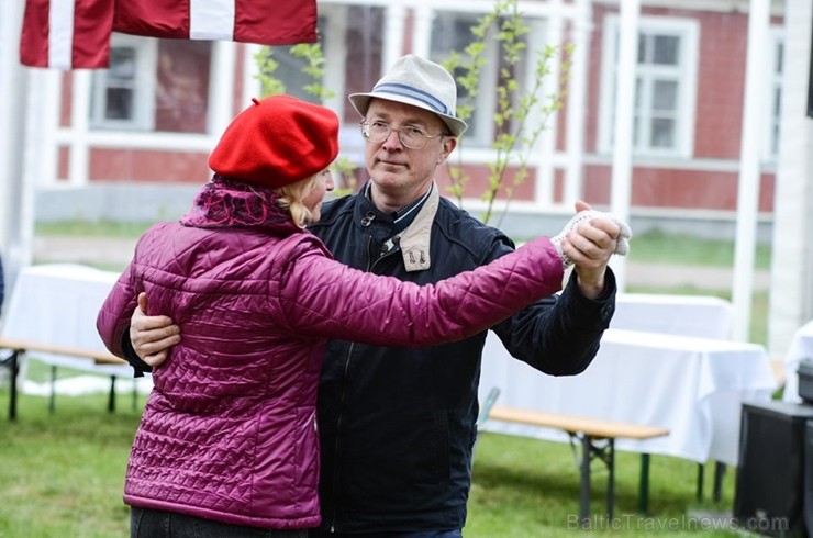 Ar svinīgiem koncertiem, militāro parādi, kopīgu pulcēšanos pie balti klātiem galdiem sestdien Latvijā un citviet pasaulē plaši tika svinēta Latvijas  253500