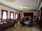 Ar svinīgiem koncertiem, militāro parādi, kopīgu pulcēšanos pie balti klātiem galdiem sestdien Latvijā un citviet pasaulē plaši tika svinēta Latvijas  66
