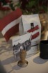 Ar svinīgiem koncertiem, militāro parādi, kopīgu pulcēšanos pie balti klātiem galdiem sestdien Latvijā un citviet pasaulē plaši tika svinēta Latvijas  75
