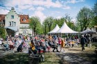 Ar svinīgiem koncertiem, militāro parādi, kopīgu pulcēšanos pie balti klātiem galdiem sestdien Latvijā un citviet pasaulē plaši tika svinēta Latvijas  89