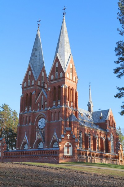 Travelnews.lv iesaka apciemot Viļaku un apskatīt burvīgo neogotikas stila baznīcu 253532