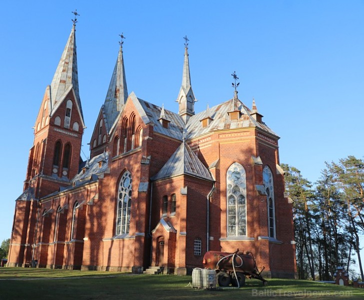 Travelnews.lv iesaka apciemot Viļaku un apskatīt burvīgo neogotikas stila baznīcu 253534