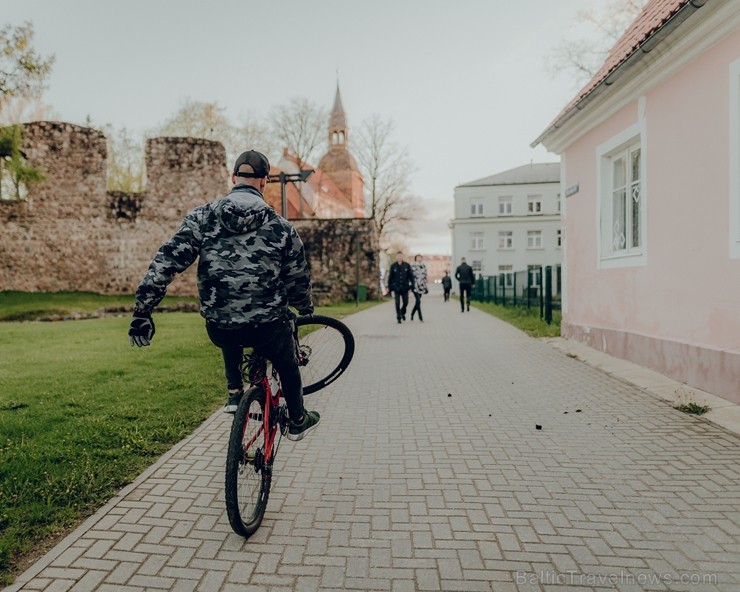 Ar dejām lietū, mīšanos pa sauli un dokumentālo filmu skatīšanos Valmierā  aizvadīts neparasts nedēļas nogales piedzīvojums - festivāls Kino Pedālis 253820