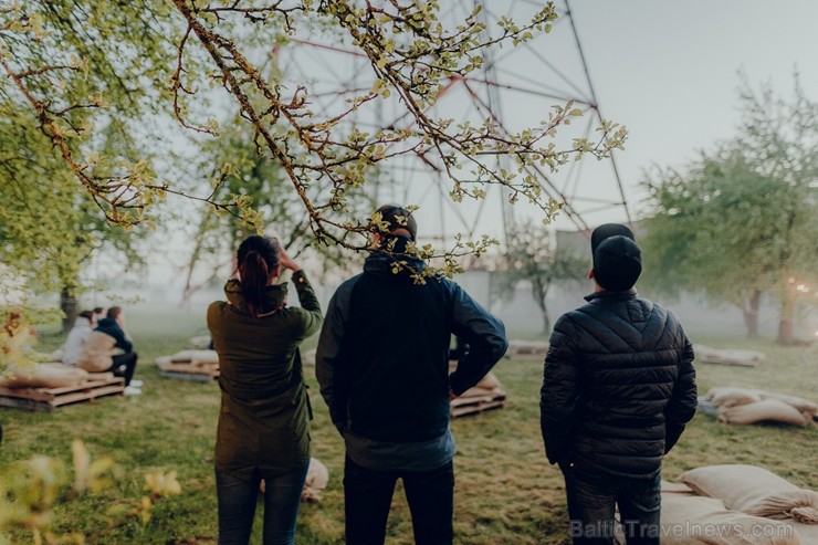 Ar dejām lietū, mīšanos pa sauli un dokumentālo filmu skatīšanos Valmierā  aizvadīts neparasts nedēļas nogales piedzīvojums - festivāls Kino Pedālis 253827