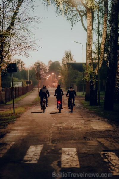 Ar dejām lietū, mīšanos pa sauli un dokumentālo filmu skatīšanos Valmierā  aizvadīts neparasts nedēļas nogales piedzīvojums - festivāls Kino Pedālis 253831