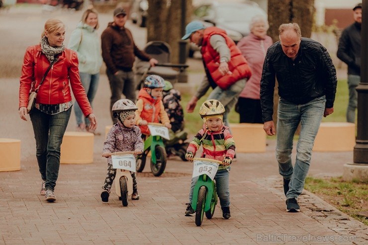 Ar dejām lietū, mīšanos pa sauli un dokumentālo filmu skatīšanos Valmierā  aizvadīts neparasts nedēļas nogales piedzīvojums - festivāls Kino Pedālis 253846