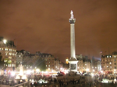 komentārs: Nelsona statuja naksnīgajās Londonas gaismās 
avots: www.travelnews.lv 14079