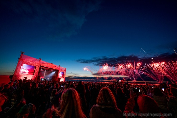 Ar koncertiem, saldējuma svētkiem un uguņošanu jūras krastā Jūrmalā  svin kūrorta vasaras sākumu, pulcējot vairākus tūkstošus apmeklētāju saulrieta ap 255028