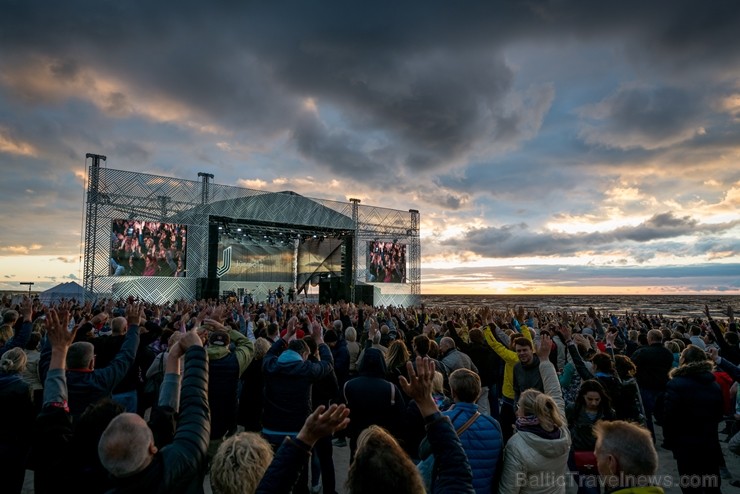 Ar koncertiem, saldējuma svētkiem un uguņošanu jūras krastā Jūrmalā  svin kūrorta vasaras sākumu, pulcējot vairākus tūkstošus apmeklētāju saulrieta ap 255030