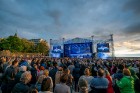 Ar koncertiem, saldējuma svētkiem un uguņošanu jūras krastā Jūrmalā  svin kūrorta vasaras sākumu, pulcējot vairākus tūkstošus apmeklētāju saulrieta ap 10