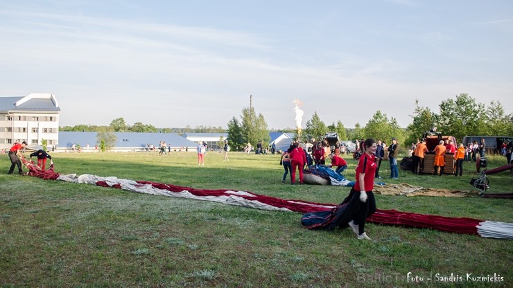 Festivāla laikā virs Kuldīgas krāšņi pacēlās vairākas gaisa balonu ekipāžas un priecēja kuplo apmeklētaju pulku 255121