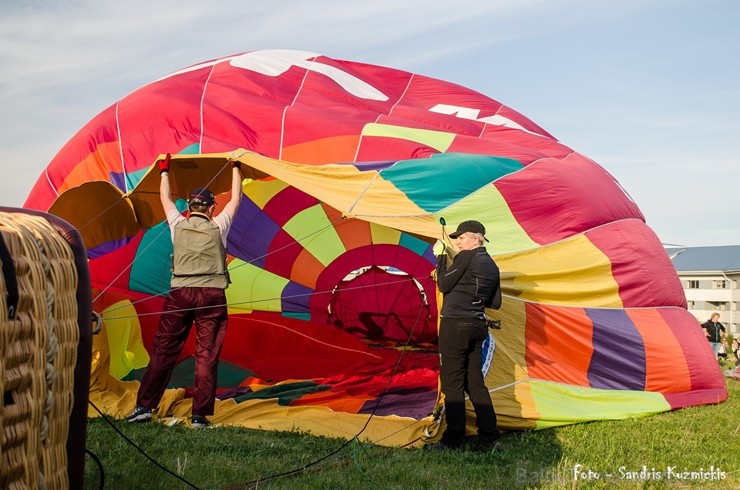 Festivāla laikā virs Kuldīgas krāšņi pacēlās vairākas gaisa balonu ekipāžas un priecēja kuplo apmeklētaju pulku 255124