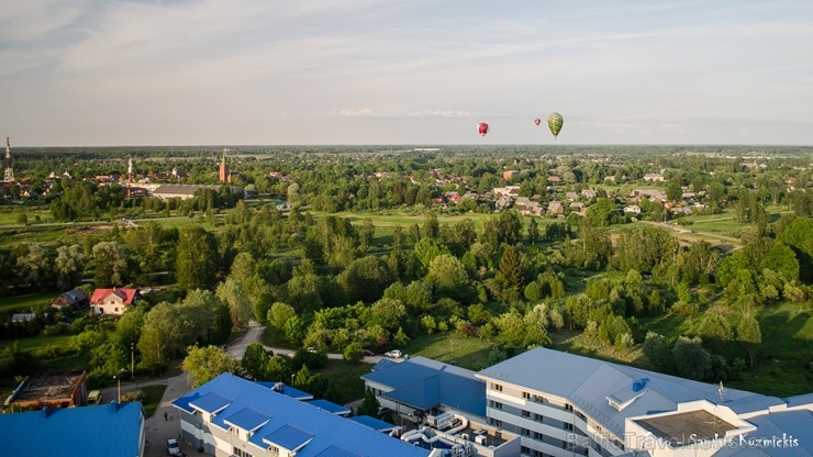 Festivāla laikā virs Kuldīgas krāšņi pacēlās vairākas gaisa balonu ekipāžas un priecēja kuplo apmeklētaju pulku 255139