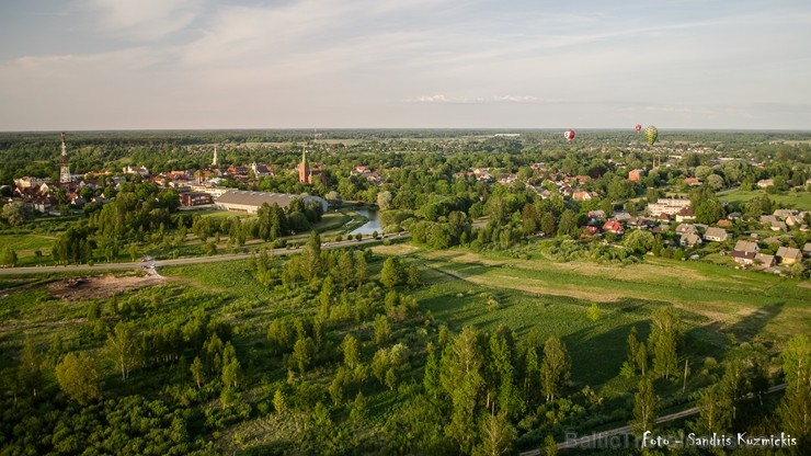 Festivāla laikā virs Kuldīgas krāšņi pacēlās vairākas gaisa balonu ekipāžas un priecēja kuplo apmeklētaju pulku 255140