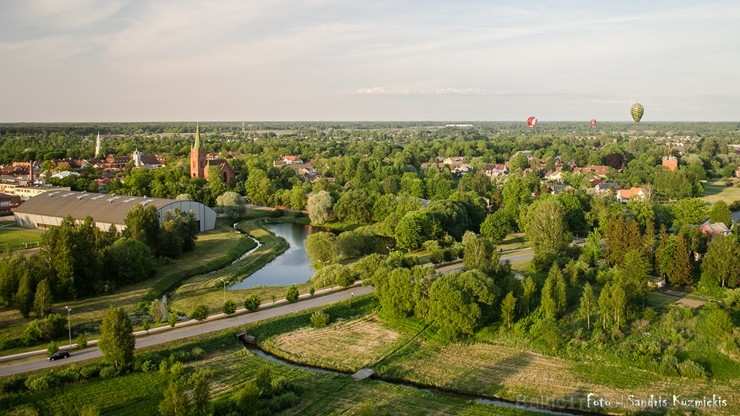 Festivāla laikā virs Kuldīgas krāšņi pacēlās vairākas gaisa balonu ekipāžas un priecēja kuplo apmeklētaju pulku 255141