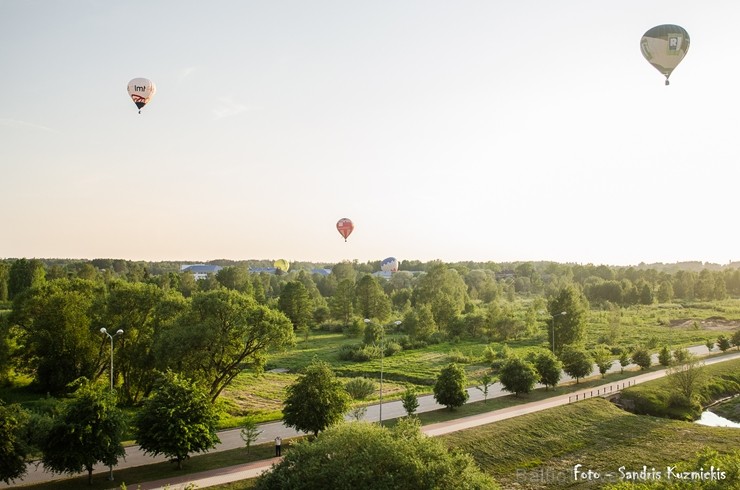 Festivāla laikā virs Kuldīgas krāšņi pacēlās vairākas gaisa balonu ekipāžas un priecēja kuplo apmeklētaju pulku 255142