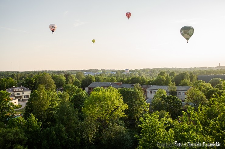 Festivāla laikā virs Kuldīgas krāšņi pacēlās vairākas gaisa balonu ekipāžas un priecēja kuplo apmeklētaju pulku 255144