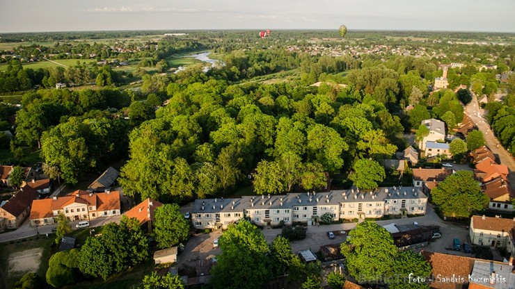 Festivāla laikā virs Kuldīgas krāšņi pacēlās vairākas gaisa balonu ekipāžas un priecēja kuplo apmeklētaju pulku 255146