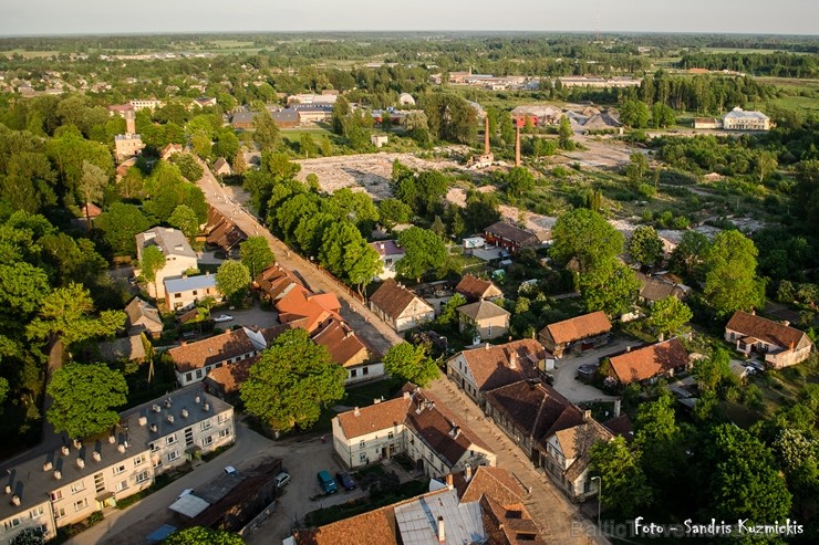 Festivāla laikā virs Kuldīgas krāšņi pacēlās vairākas gaisa balonu ekipāžas un priecēja kuplo apmeklētaju pulku 255147