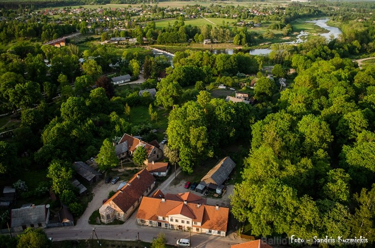 Festivāla laikā virs Kuldīgas krāšņi pacēlās vairākas gaisa balonu ekipāžas un priecēja kuplo apmeklētaju pulku 255148