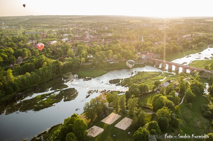 Festivāla laikā virs Kuldīgas krāšņi pacēlās vairākas gaisa balonu ekipāžas un priecēja kuplo apmeklētaju pulku 255156