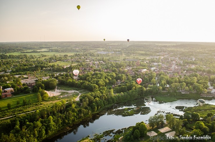 Festivāla laikā virs Kuldīgas krāšņi pacēlās vairākas gaisa balonu ekipāžas un priecēja kuplo apmeklētaju pulku 255157