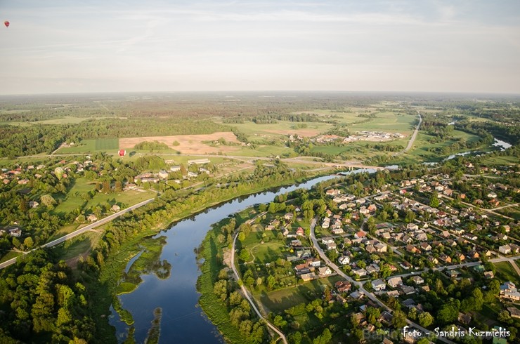 Festivāla laikā virs Kuldīgas krāšņi pacēlās vairākas gaisa balonu ekipāžas un priecēja kuplo apmeklētaju pulku 255158