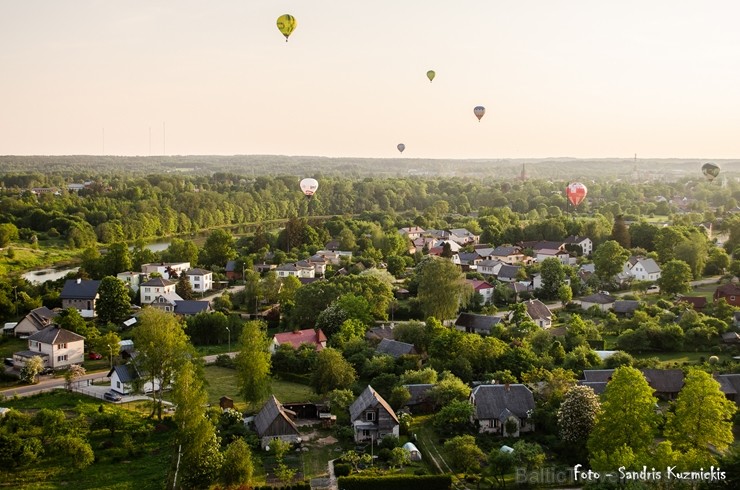 Festivāla laikā virs Kuldīgas krāšņi pacēlās vairākas gaisa balonu ekipāžas un priecēja kuplo apmeklētaju pulku 255160