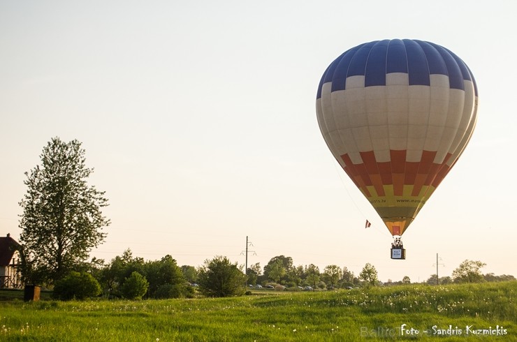 Festivāla laikā virs Kuldīgas krāšņi pacēlās vairākas gaisa balonu ekipāžas un priecēja kuplo apmeklētaju pulku 255164