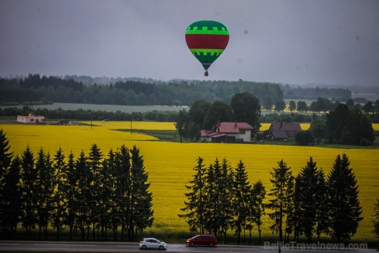 Visu Siguldas pilsētas svētku garumā siguldieši un pilsētas viesi baudīja krāšņu mākoņu kuģu rīta un vakara lidojumus 255736