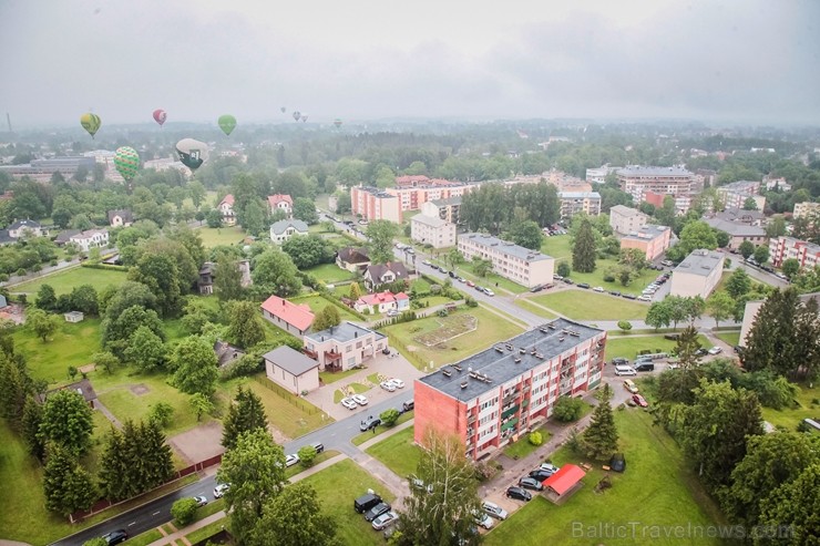 Visu Siguldas pilsētas svētku garumā siguldieši un pilsētas viesi baudīja krāšņu mākoņu kuģu rīta un vakara lidojumus 255741