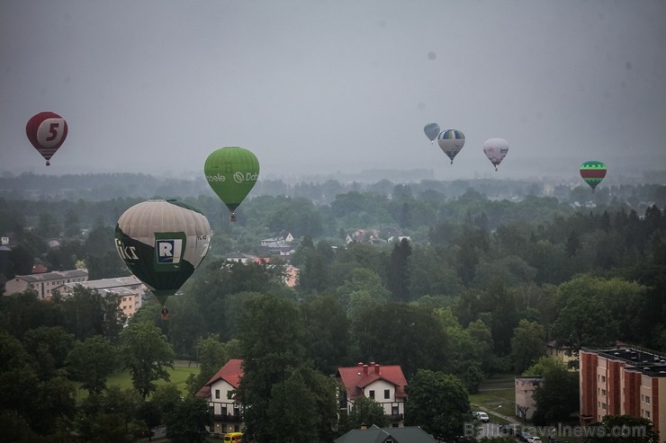 Visu Siguldas pilsētas svētku garumā siguldieši un pilsētas viesi baudīja krāšņu mākoņu kuģu rīta un vakara lidojumus 255756