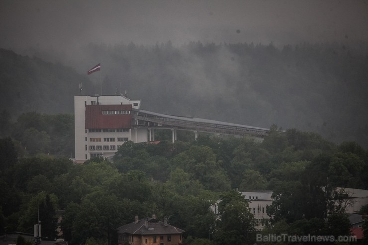 Visu Siguldas pilsētas svētku garumā siguldieši un pilsētas viesi baudīja krāšņu mākoņu kuģu rīta un vakara lidojumus 255770