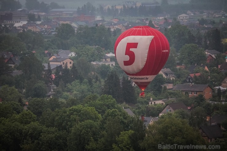 Visu Siguldas pilsētas svētku garumā siguldieši un pilsētas viesi baudīja krāšņu mākoņu kuģu rīta un vakara lidojumus 255772