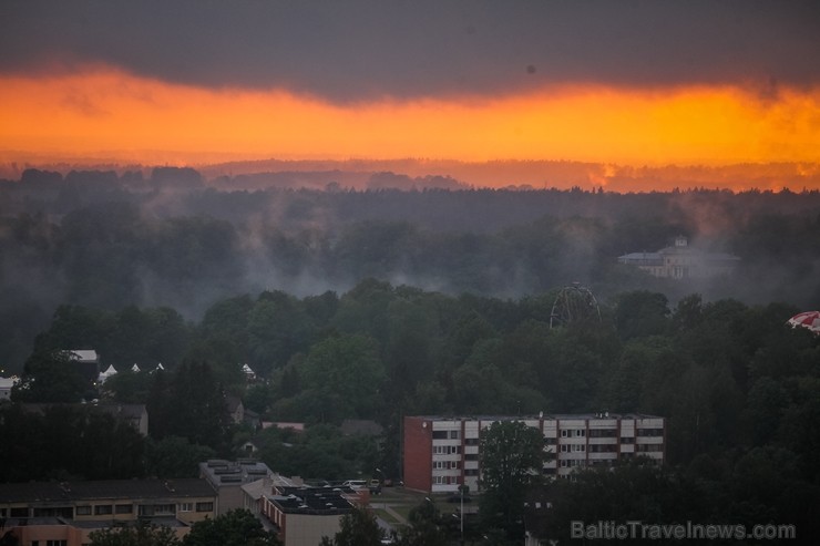 Visu Siguldas pilsētas svētku garumā siguldieši un pilsētas viesi baudīja krāšņu mākoņu kuģu rīta un vakara lidojumus 255775