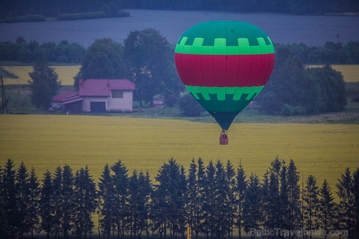 Visu Siguldas pilsētas svētku garumā siguldieši un pilsētas viesi baudīja krāšņu mākoņu kuģu rīta un vakara lidojumus 255783