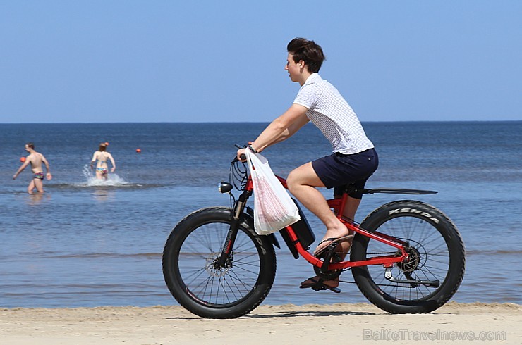 Jūrmala piedāvā karstu pludmali un dzestru peldi 256293