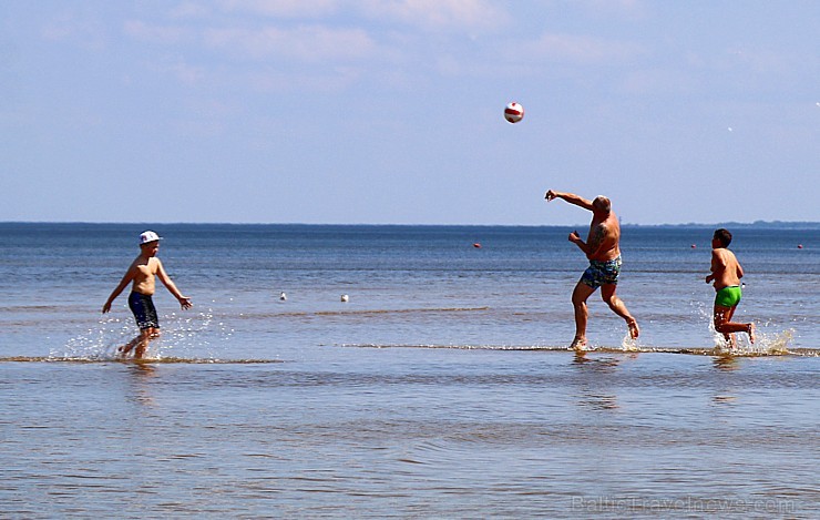 Jūrmala piedāvā karstu pludmali un dzestru peldi 256314