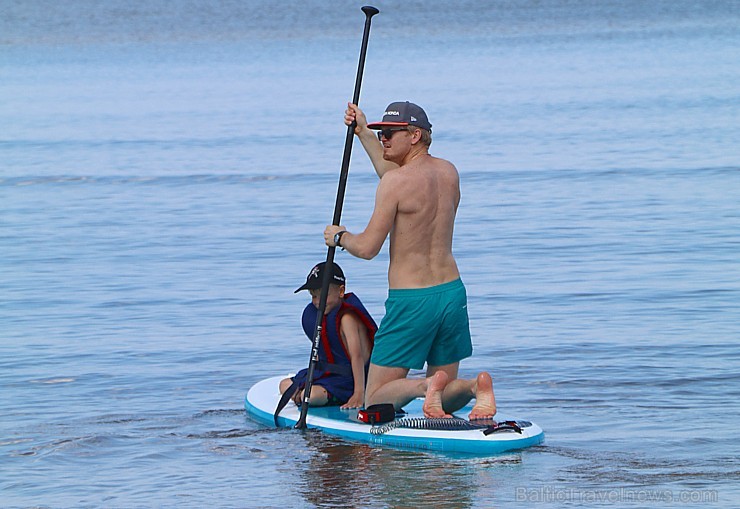 Jūrmala piedāvā karstu pludmali un dzestru peldi 256317