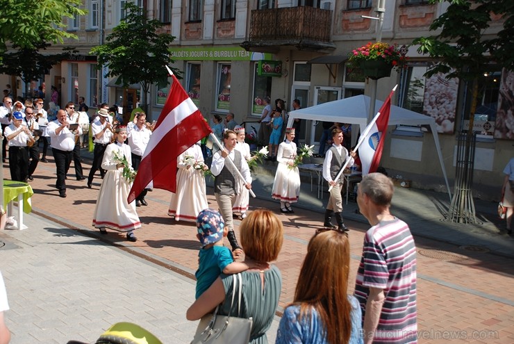Ar skanīgiem koncertiem un košiem pasākumiem, kas apvieno visas pilsētas iedzīvotāju un ciemiņu paaudzes, Daugavpils pilsēta svin 744. Dzimšanas dienu 256450