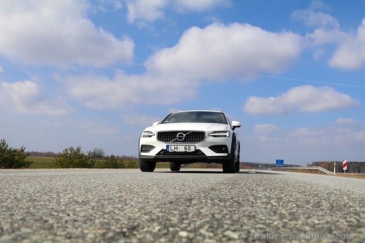 75 bildes - «Volvo V60 Country D4 AWD Momentum» (2019) 256658