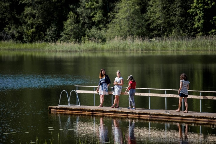 Ar krāšņu svētku atklāšanas programmu Alūksnes  pusē atklātas Veclaicenes aizsargājamo ainavu apvidū izveidotās Dabas mājas un pašapkalpošanās tūrisma 256744