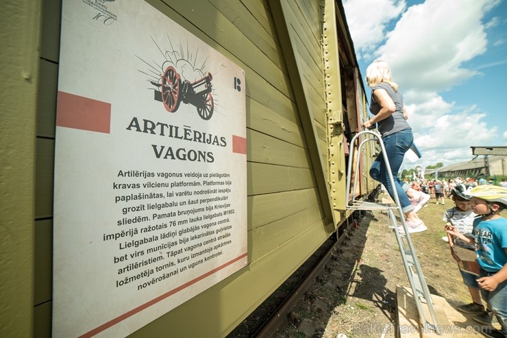 Ar rekonstruētā vēsturiskā Igaunijas bruņuvilciena 