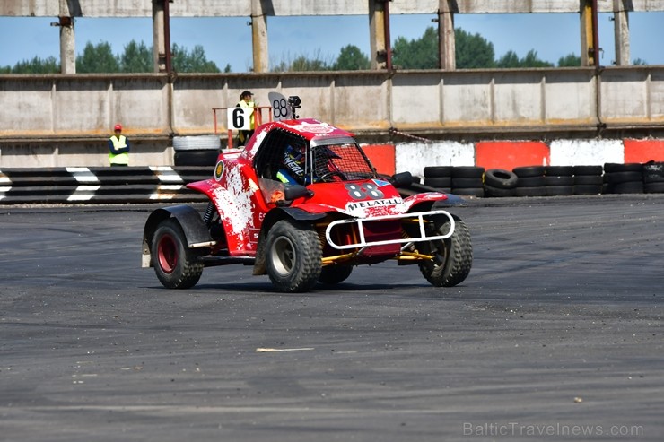 Rallijkrosa čempionāta 2. posms Salas novada Biržos pulcēja lielu skaitu sportistu un atbalstītāju, garantējot īpašu autosporta piepildītu brīvdienu 257055