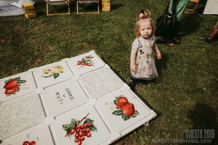 Brangi jo brangi Valmiermuižas parkā aizvadīts etnofestivāls SVIESTS 2019, kurā uzstājās pasaulē atzīti pašmāju mākslinieki 257174