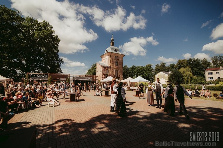 Brangi jo brangi Valmiermuižas parkā aizvadīts etnofestivāls SVIESTS 2019, kurā uzstājās pasaulē atzīti pašmāju mākslinieki 257178